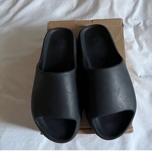 These are real Yeezy’s in good condition. Box is included.